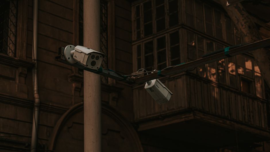 Cámara de videovigilancia 4K en exterior de un edificio