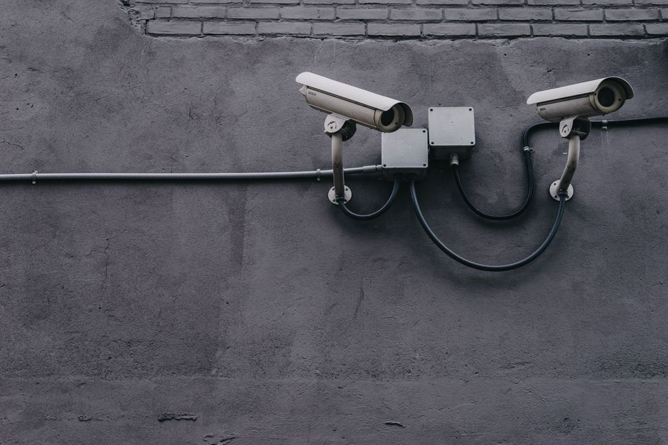 Cámaras de seguridad sobre poste en entorno urbano