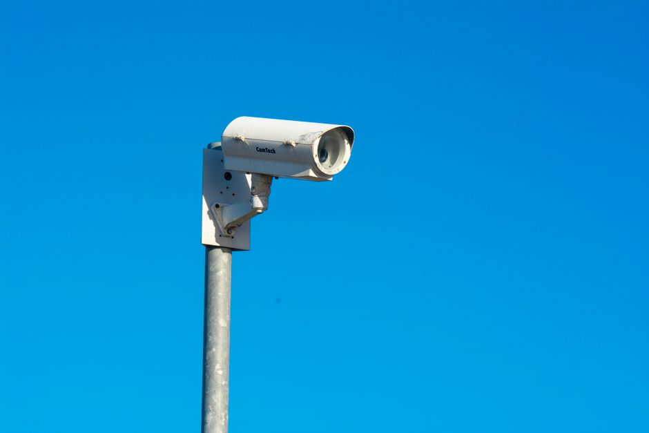 Cámara de seguridad moderna en edificio