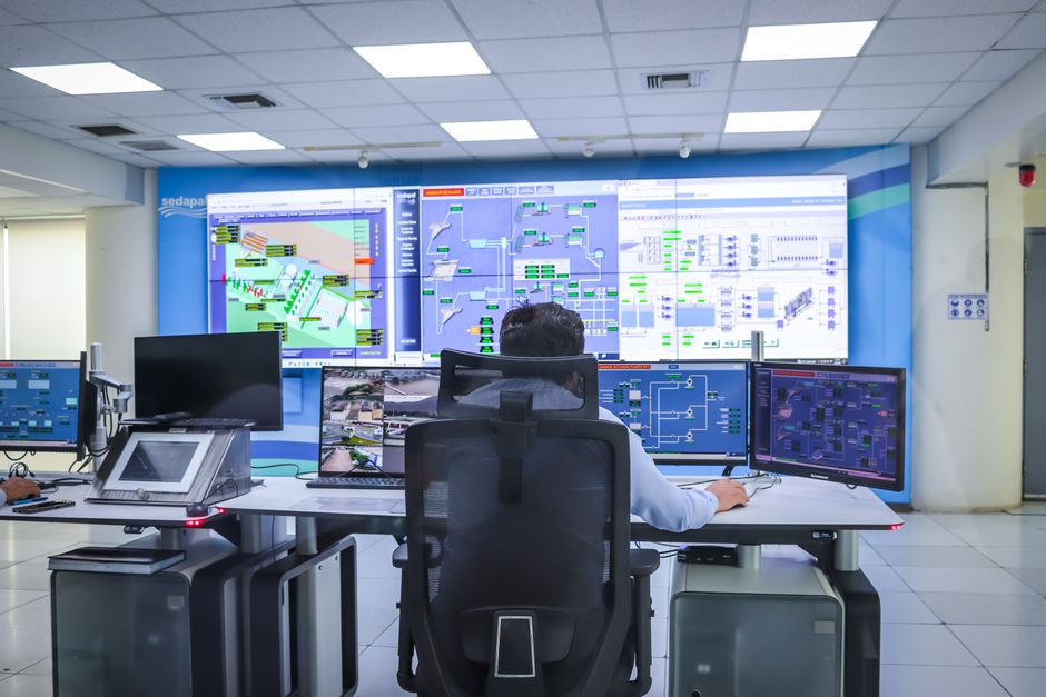 Operador en sala de control gestionando sistemas de seguridad