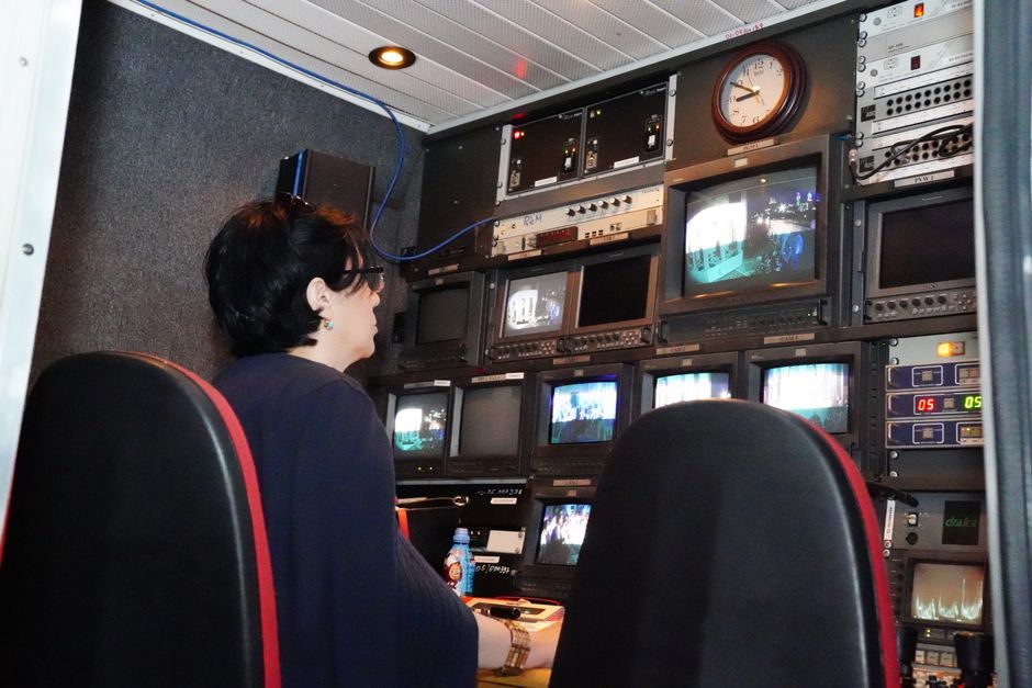 Equipo de operadores en una sala de control de seguridad