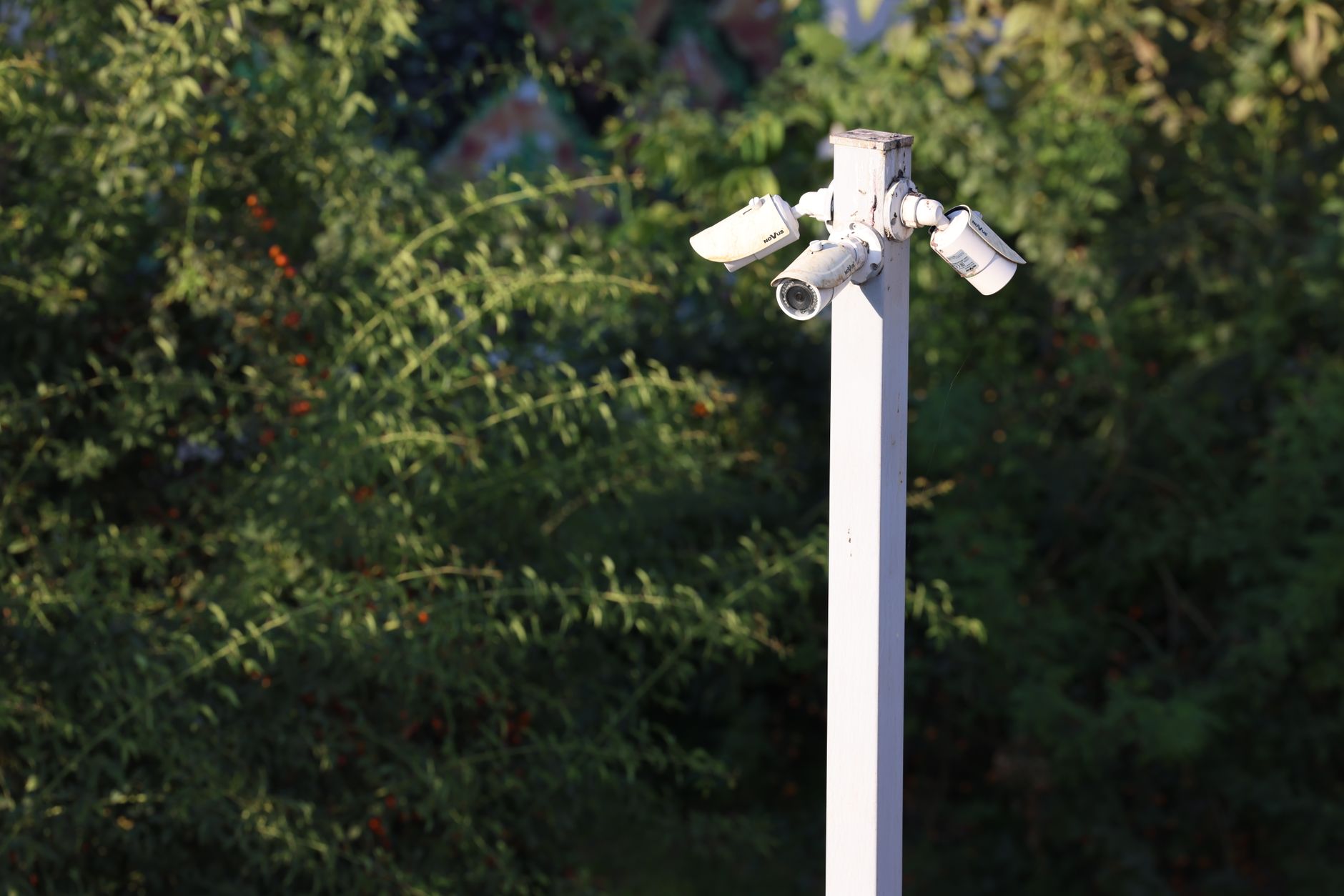Cámaras de videovigilancia modernas instaladas en un edificio urbano